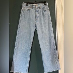 light wash Levi’s ribcage jeans